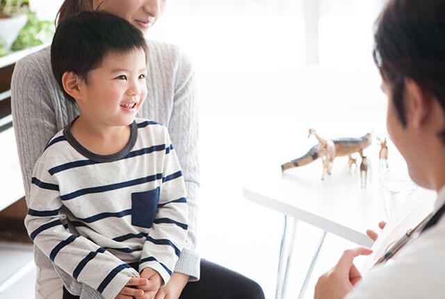 男の子の診察を行う小児科専門医