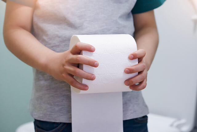 トイレットペーパーを両手で持つ男の子