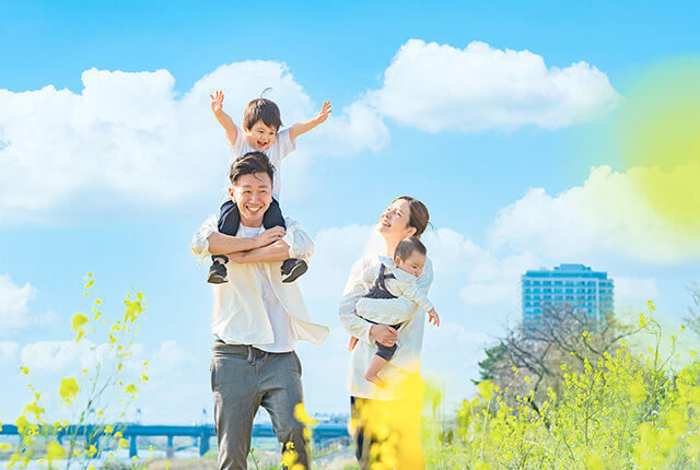 笑顔で歩く家族