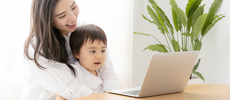 オンライン診療を受ける母親と男の子