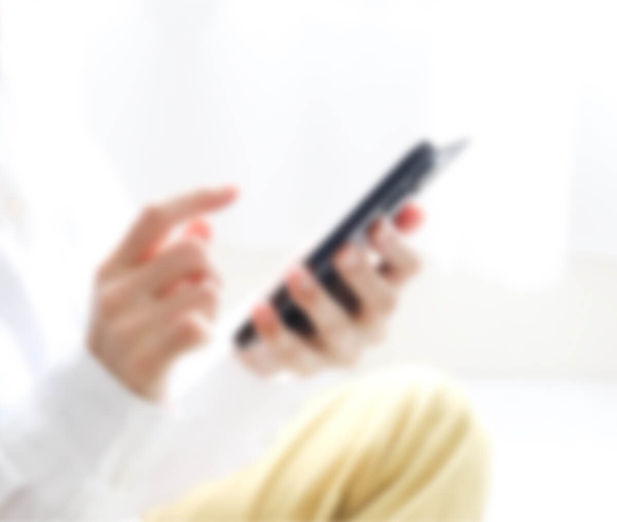 スマートフォンを持つ女性の手のイメージ