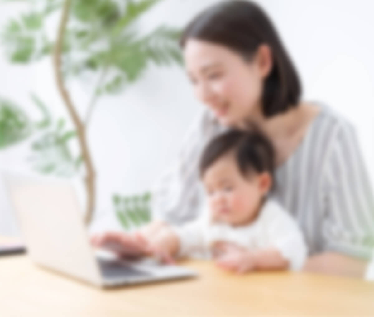 オンライン診療を受ける母親と乳幼児のイメージ